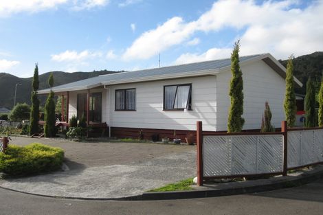Photo of property in 10 Glenbrook Grove, Naenae, Lower Hutt, 5011
