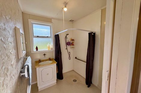 Photo of property in 17 Kairau Road West, Sentry Hill, New Plymouth, 4373