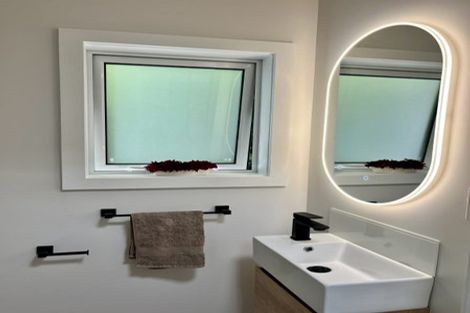 Photo of property in 15 Piha Road, Piha, New Lynn, 0772