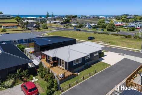 Photo of property in 8 Sandy Place, Waihi Beach, 3611