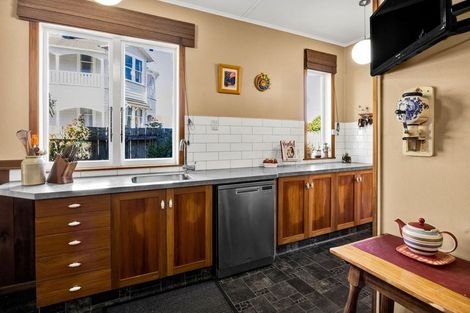 Photo of property in 70 Collins Street, Hawera, 4610