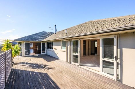 Photo of property in 27 Johnstone Drive, Fitzherbert, Palmerston North, 4410