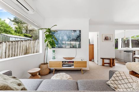 Photo of property in 2/4 Kenneth Hopper Place, Manly, Whangaparaoa, 0930