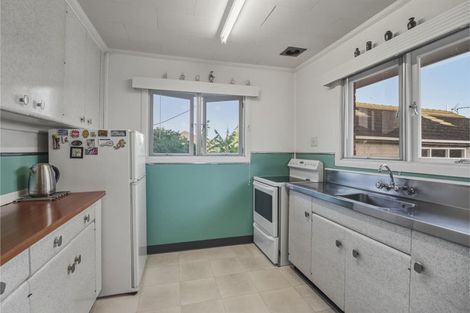 Photo of property in 2 Toru Street, Te Atatu Peninsula, Auckland, 0610