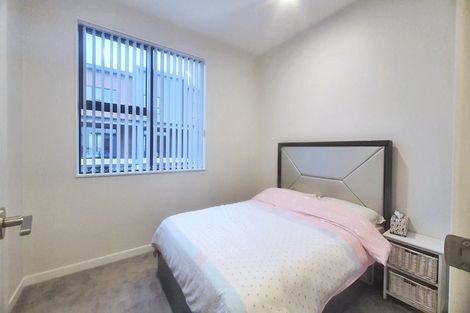 Photo of property in 10 Heketara Way, Massey, Auckland, 0614