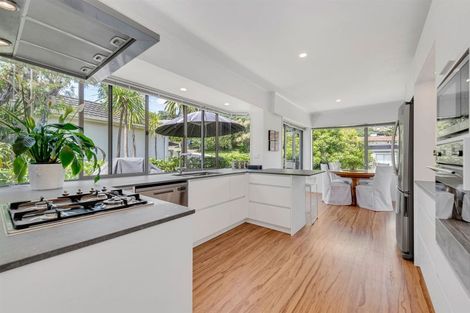 Photo of property in 5 Liston Crescent, Cockle Bay, Auckland, 2014