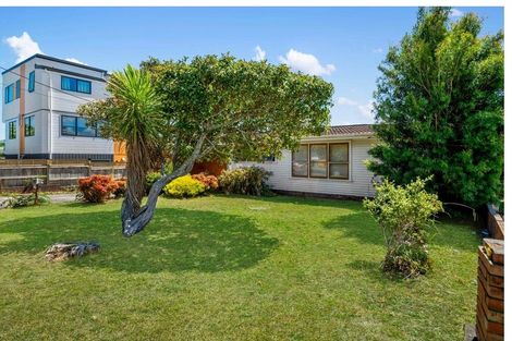 Photo of property in 32 Woodford Avenue, Henderson, Auckland, 0610