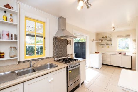 Photo of property in 900 Caroline Road, Mayfair, Hastings, 4122