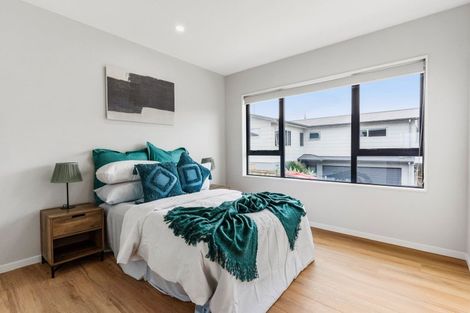 Photo of property in 43d Mirrabooka Avenue, Botany Downs, Auckland, 2010