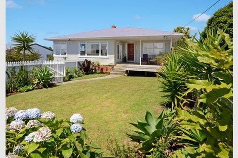 Photo of property in 296 East Coast Road, Forrest Hill, Auckland, 0620