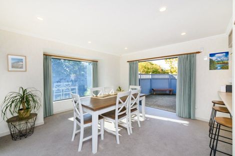 Photo of property in 12 Mana Place, Awapuni, Palmerston North, 4412