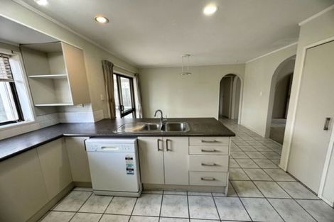 Photo of property in 10 Jillteresa Crescent, Half Moon Bay, Auckland, 2012