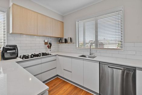 Photo of property in 16 Onekura Street, Red Beach, 0932