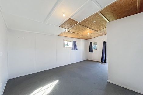Photo of property in 16 Shamrock Street, Takaro, Palmerston North, 4412