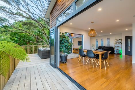 Photo of property in 410a Scenic Drive, Waiatarua, Auckland, 0612