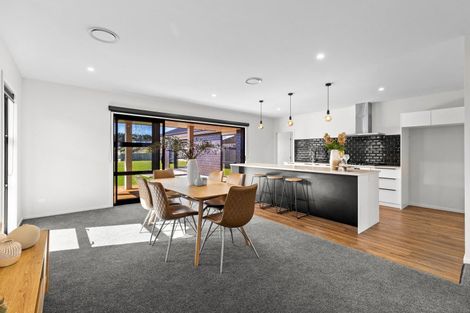 Photo of property in 42 Sardinia Grove, Fitzherbert, Palmerston North, 4410