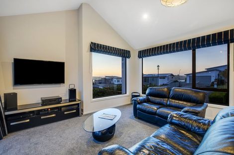 Photo of property in 6 Hollyford Place, Aotea, Porirua, 5024
