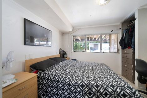 Photo of property in 3 Hillary Heights Avenue, Glendene, Auckland, 0602