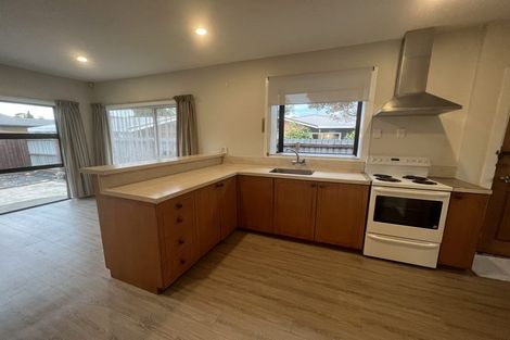 Photo of property in 32 Avonhead Road, Avonhead, Christchurch, 8042