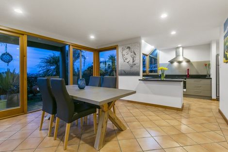 Photo of property in 2/5 Mizpah Road, Waiake, Auckland, 0630