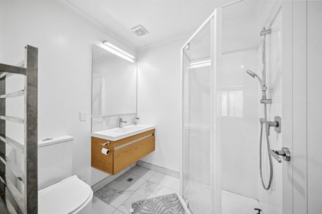 Photo of property in 18 Lyndfield Lane, Newlands, Wellington, 6037