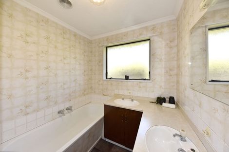 Photo of property in 1/54 Aorangi Road, Bryndwr, Christchurch, 8053