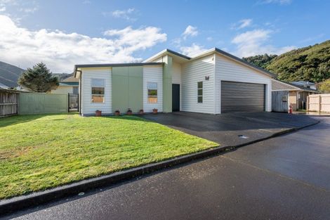 Photo of property in 14 Sun Valley Way, Wainuiomata, Lower Hutt, 5014