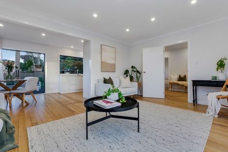 Photo of property in 19 Highland Avenue, Titirangi, Auckland, 0604