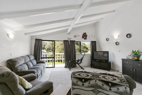 Photo of property in 69 Easton Park Parade, Glenfield, Auckland, 0629