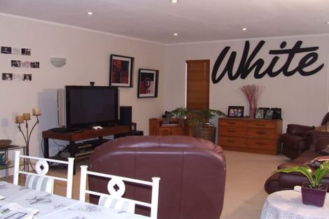 Photo of property in 1/4 Pine Hill Crescent, Browns Bay, Auckland, 0630