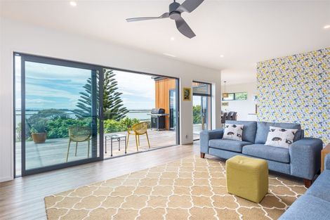 Photo of property in 10 Maffeys Road, Mount Pleasant, Christchurch, 8081