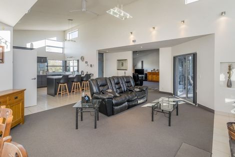 Photo of property in 77 Waikawa Beach Road, Manakau, Levin, 5573