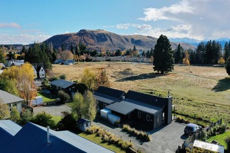 Photo of property in 4 Dwyer Place, Lake Tekapo, 7999