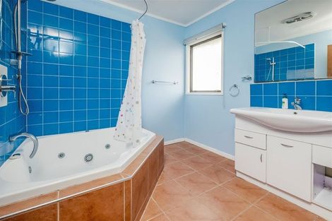 Photo of property in 8 Southview Place, Wattle Downs, Auckland, 2102