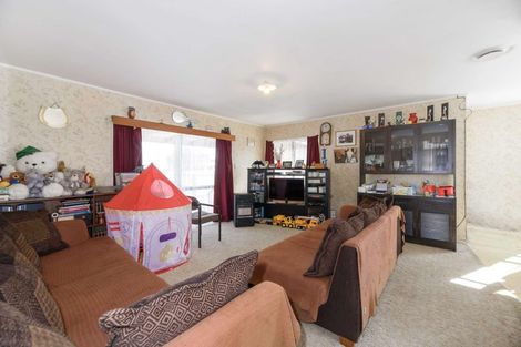 Photo of property in 17 Pukeroa Place, Papakura, 2110