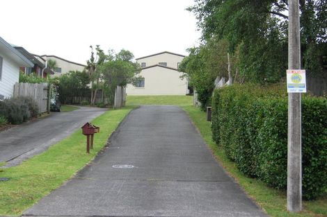 Photo of property in 2/13 Stoneleigh Court, Sunnynook, Auckland, 0632