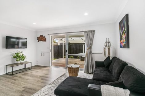 Photo of property in 2/69 Bay Street, Red Beach, 0932