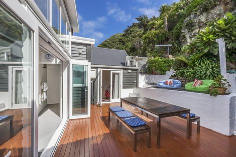 Photo of property in 106 Breaker Bay Road, Breaker Bay, Wellington, 6022