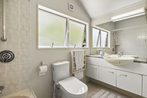 Photo of property in 20 Tenbless Court, Unsworth Heights, Auckland, 0632