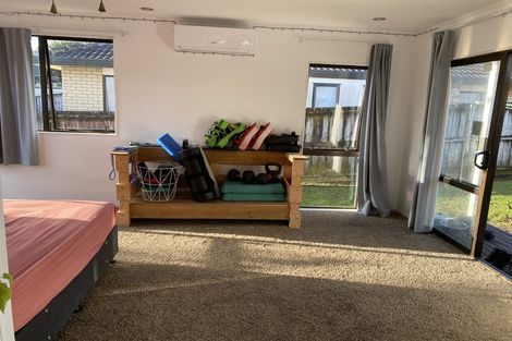 Photo of property in 2/11 Etherton Drive, Weymouth, Auckland, 2103