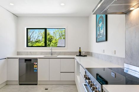 Photo of property in 7 Winnie Close, Acacia Bay, Taupo, 3330