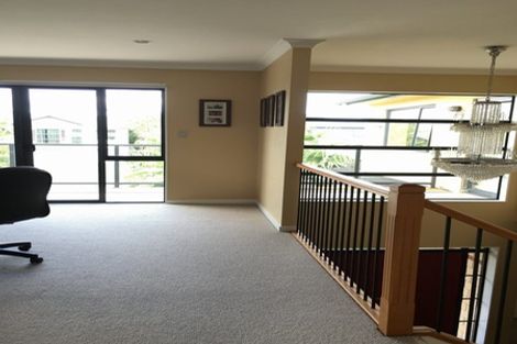 Photo of property in 6 Parkvale Grove, Te Atatu Peninsula, Auckland, 0610