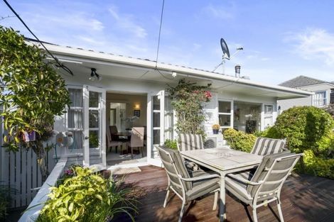 Photo of property in 1/290 East Coast Road, Forrest Hill, Auckland, 0620
