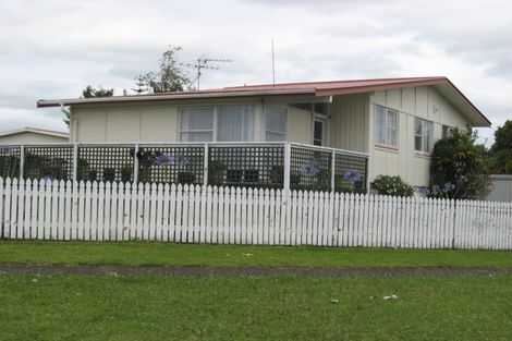 Photo of property in 96 Windrush Close, Mangere, Auckland, 2022