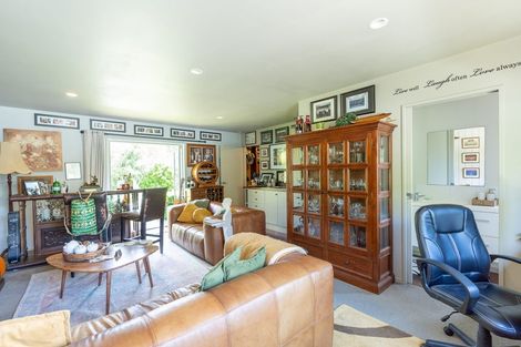 Photo of property in 1 Holden Way, Fitzherbert, Palmerston North, 4471