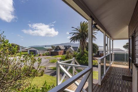 Photo of property in 11 Waiheke Street, Waikanae Beach, Waikanae, 5036