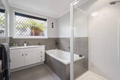 Photo of property in 10 Wikiriwhi Crescent, Awapuni, Palmerston North, 4412