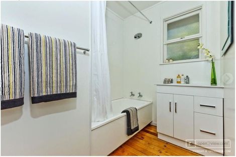 Photo of property in 2/4 Kowhai Road, Campbells Bay, Auckland, 0630