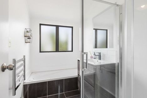 Photo of property in 17a John Road, Stanmore Bay, Whangaparaoa, 0932