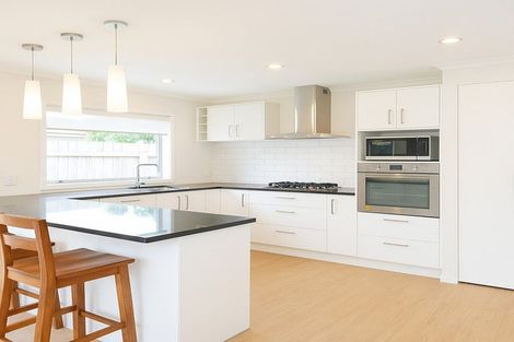 Photo of property in 28 Cooladerry Place, Rosehill, Papakura, 2113